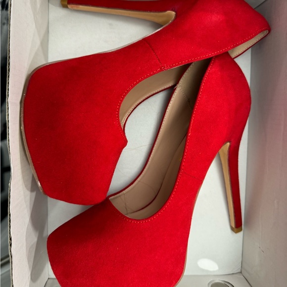 Red Heels - Picture 7 of 7